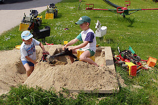 Spielplatz mit Sandkasten